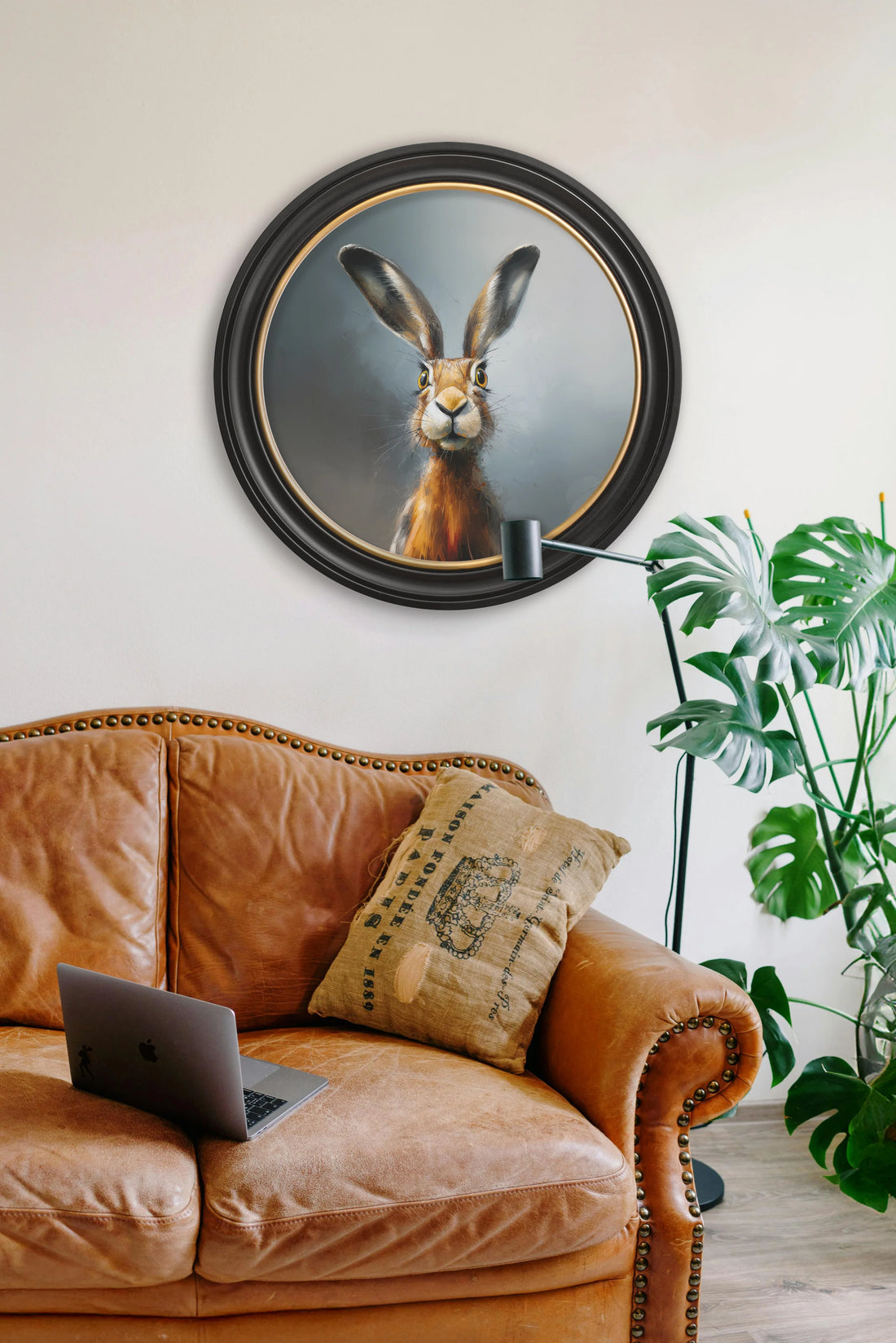 Curious Hare – Oxford Round Frame